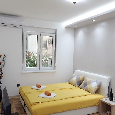 Sweet Yellow Apartment Belgrade Exterior photo
