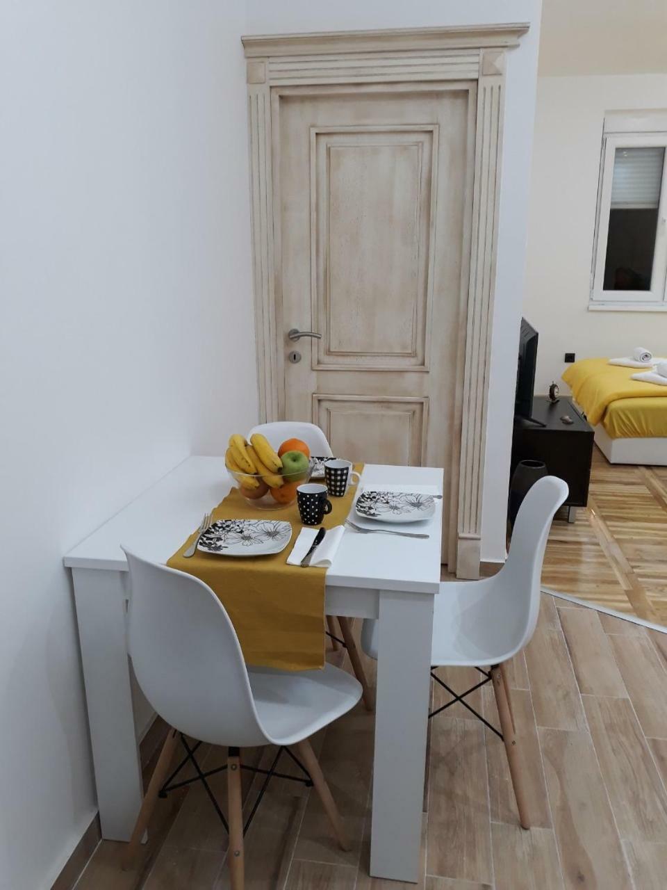 Sweet Yellow Apartment Belgrade Exterior photo