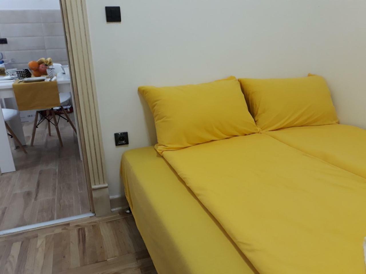 Sweet Yellow Apartment Belgrade Exterior photo