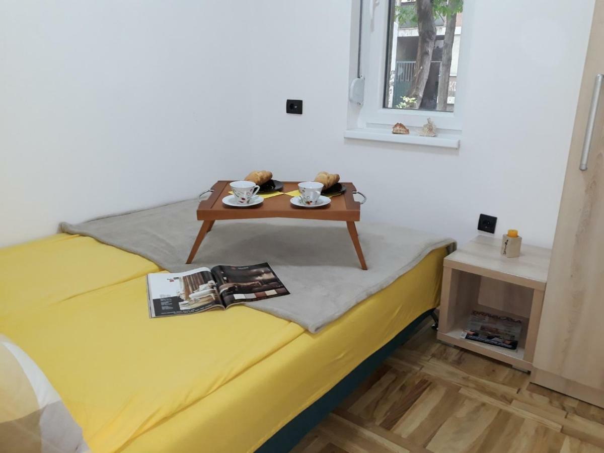 Sweet Yellow Apartment Belgrade Exterior photo