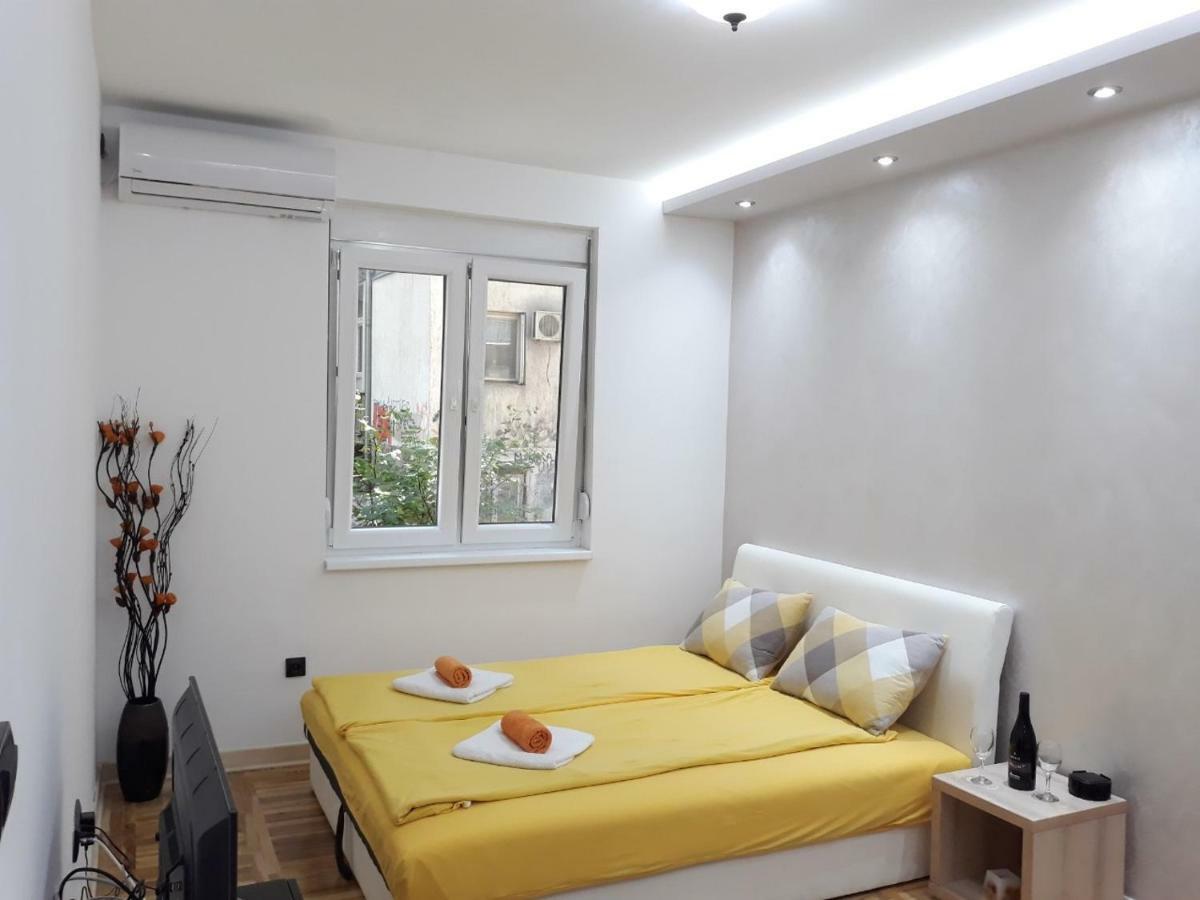 Sweet Yellow Apartment Belgrade Exterior photo
